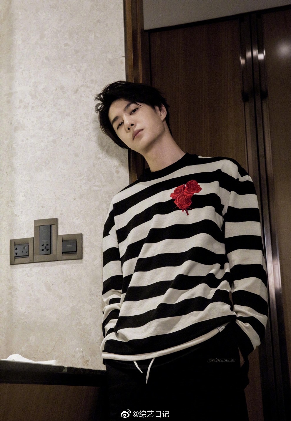 吴亦凡,王一博,李汶翰必须拥有姓名,扎染卫衣红蓝撞色潮范帅气_高清