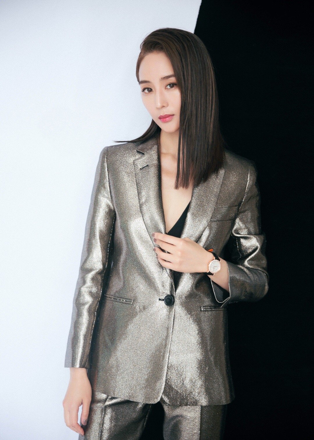 张钧甯作为iwc品牌大使现身活动,金属修身西装大方潇洒