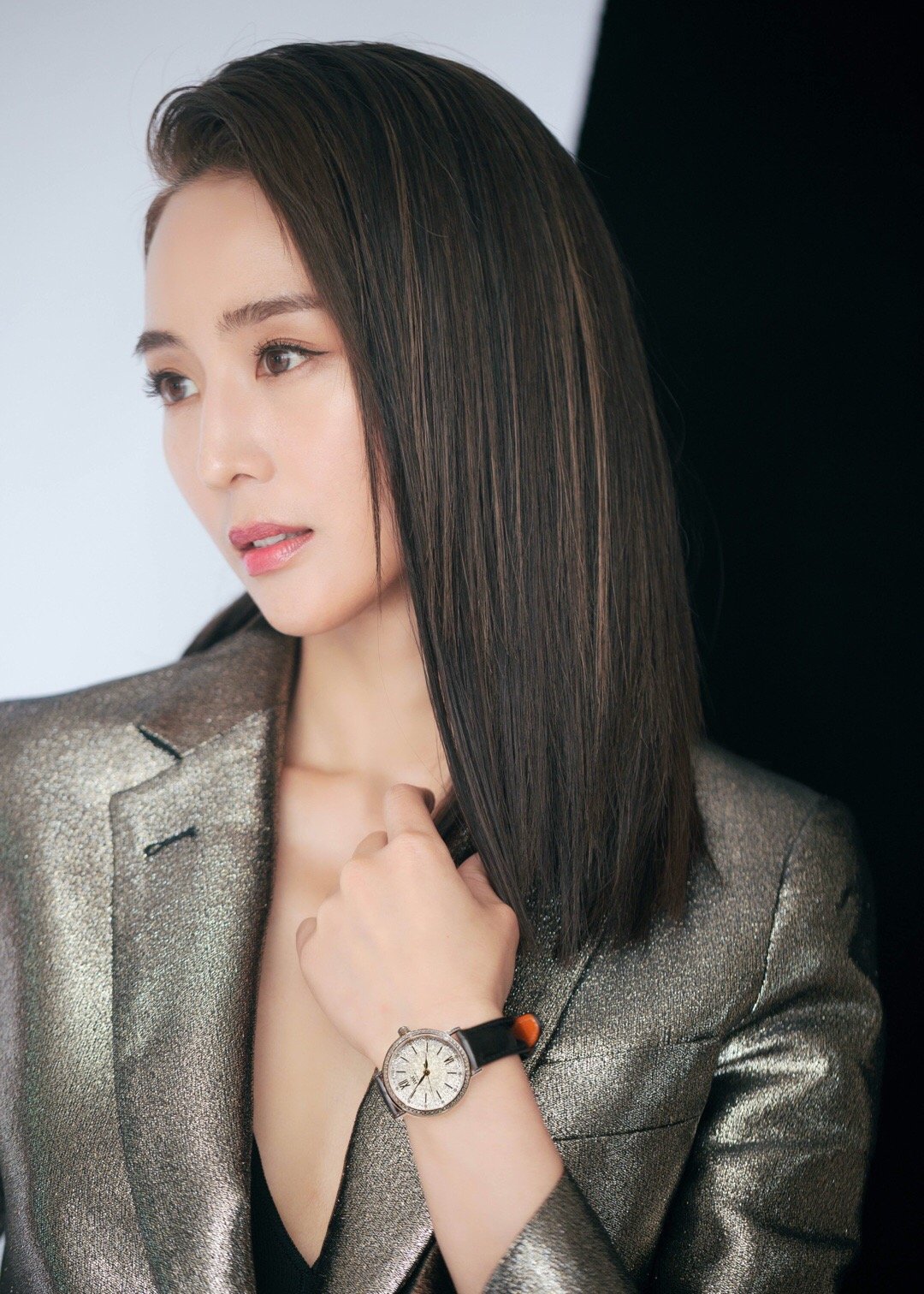 张钧甯作为iwc品牌大使现身活动,金属修身西装大方潇洒