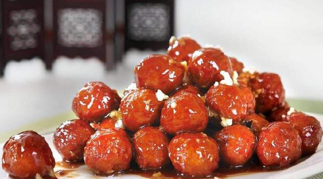 焦溜丸子先炸后溜,口感外焦里嫩,鲜嫩多汁,色泽漂亮,又焦又酥