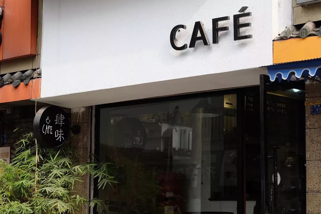 图源/panpaddy晴天 招牌白底黑字,简单干净,玻璃门窗敞亮,在老居民