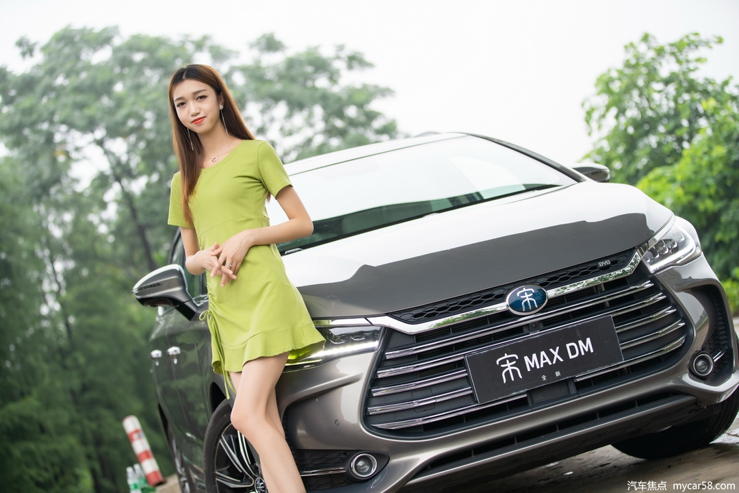 美女体验全新比亚迪宋max dm