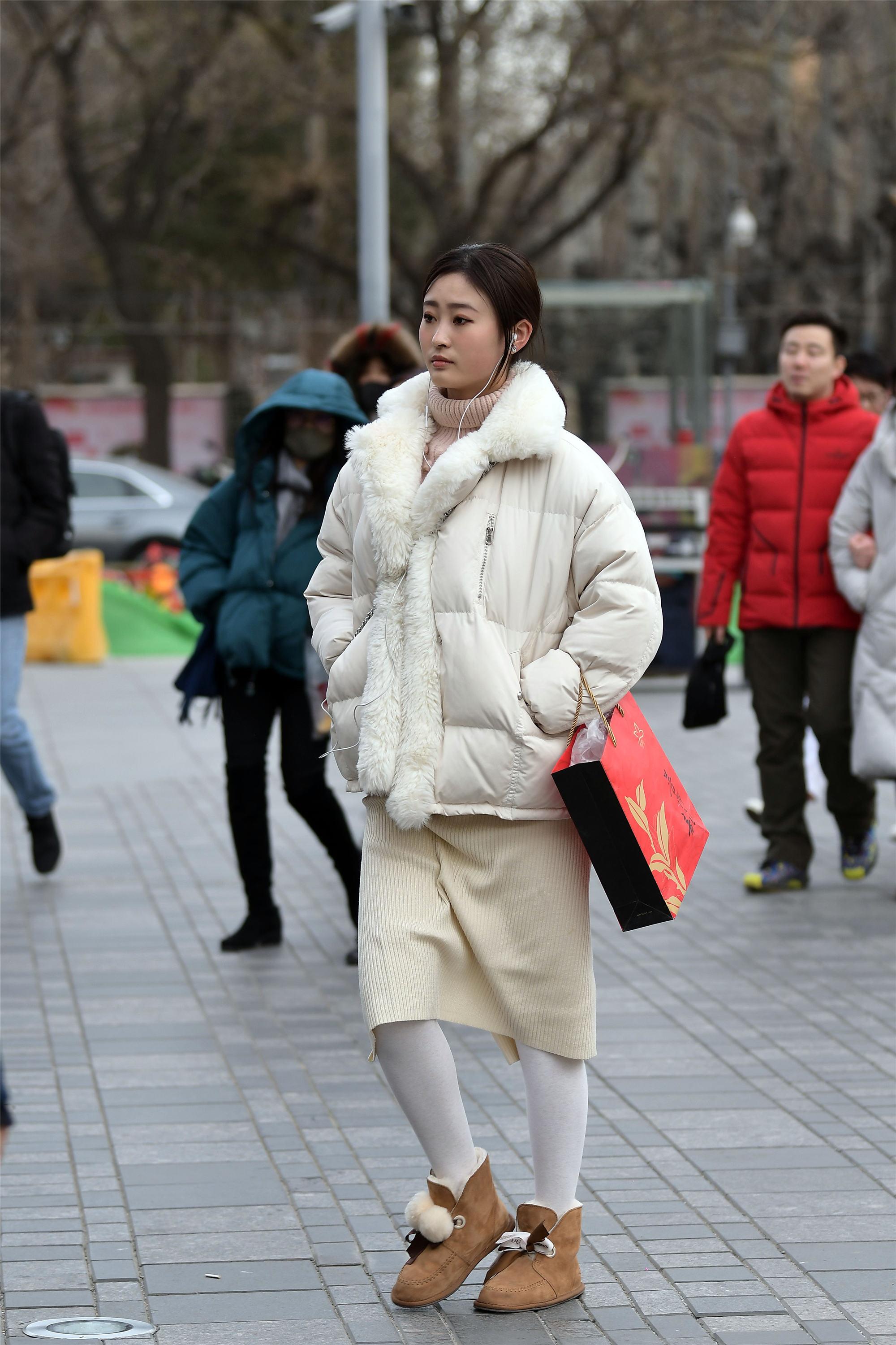 冬天的小姐姐依旧坚持穿着裙子逛街,她们真不怕冻