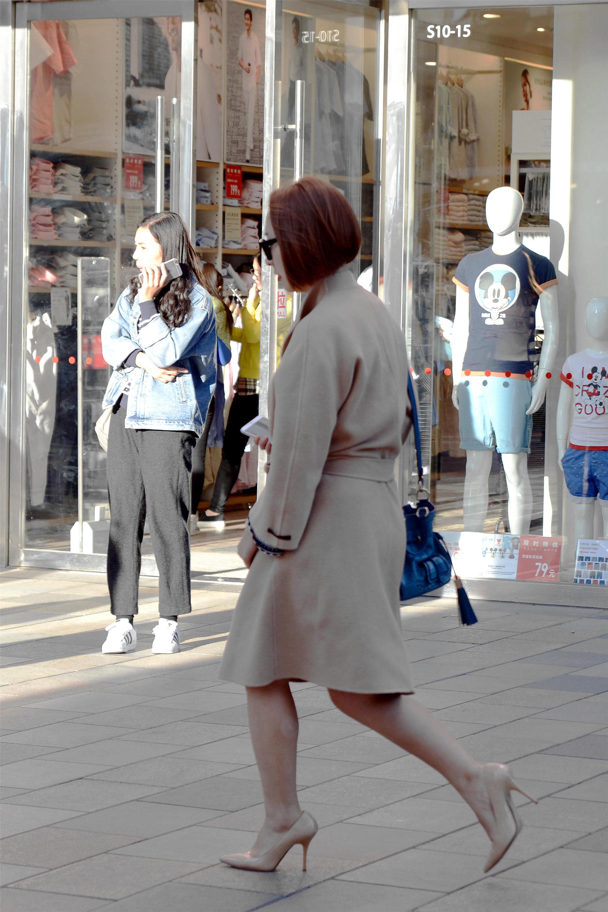 尖头轻巧的细跟高跟鞋展现时尚女人妩媚迷人的气息