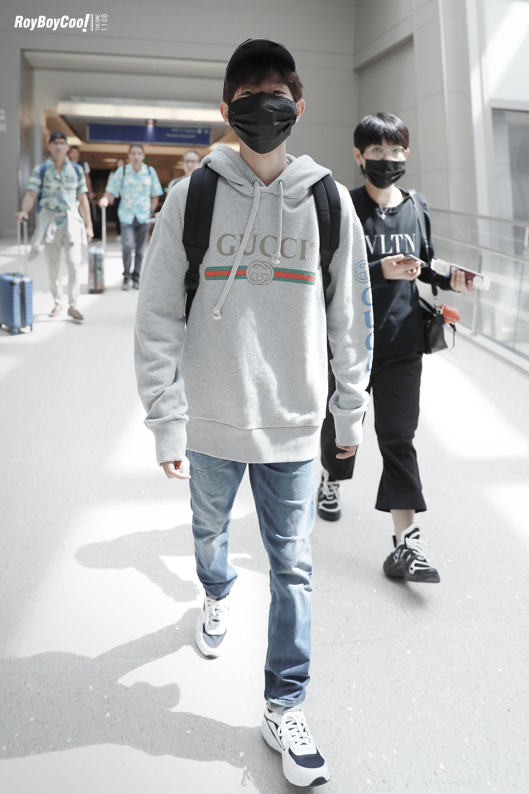 源哥教你如何穿卫衣各种款式各种颜色应有尽有～@tfboys-王源