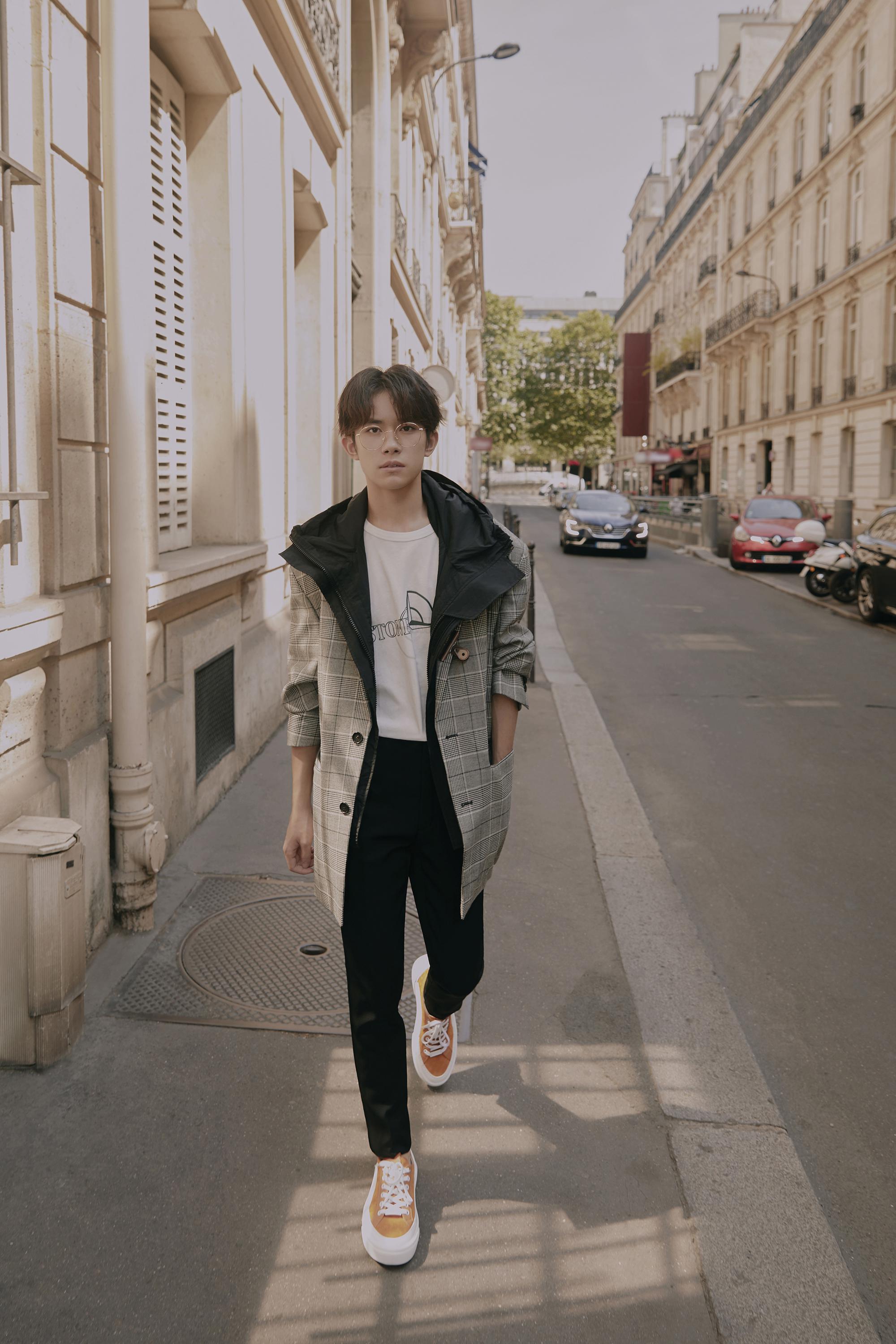 易烊千玺初秋九宫格街拍大片格子西装外套 金丝眼镜 橘色板鞋少年在