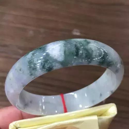 1看分布癣一般就是在翡翠表面上的,飘花是属于翡翠内部的致色元素