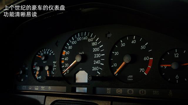 奔驰也是第一个把汽车仪表带入液晶时代,现在又都开始流行液晶仪表