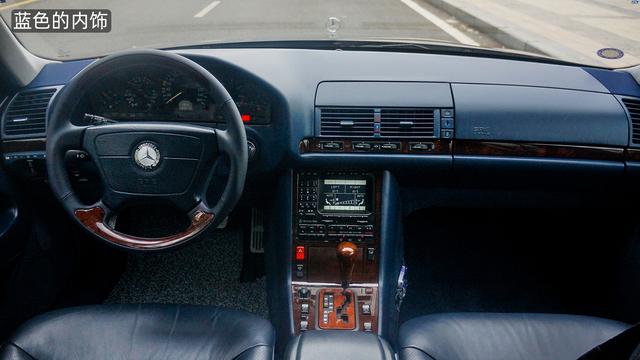 奔驰也是第一个把汽车仪表带入液晶时代,现在又都开始流行液晶仪表