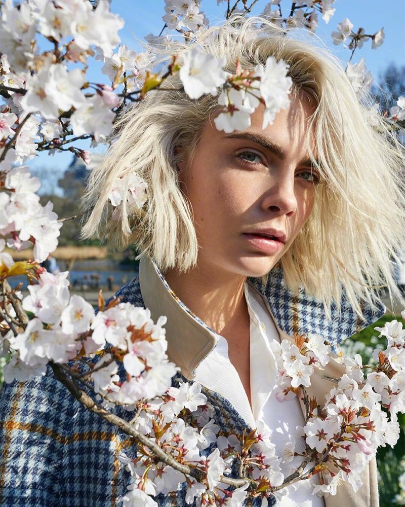 卡抽caradelevingne出镜代言burberryherblossom香水系列广告大片