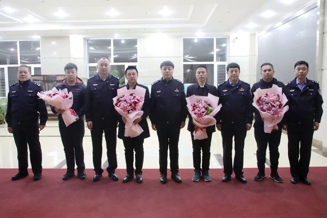 梅河口市公安局抓捕23年涉黑故意杀人逃犯的英雄胜利凯旋