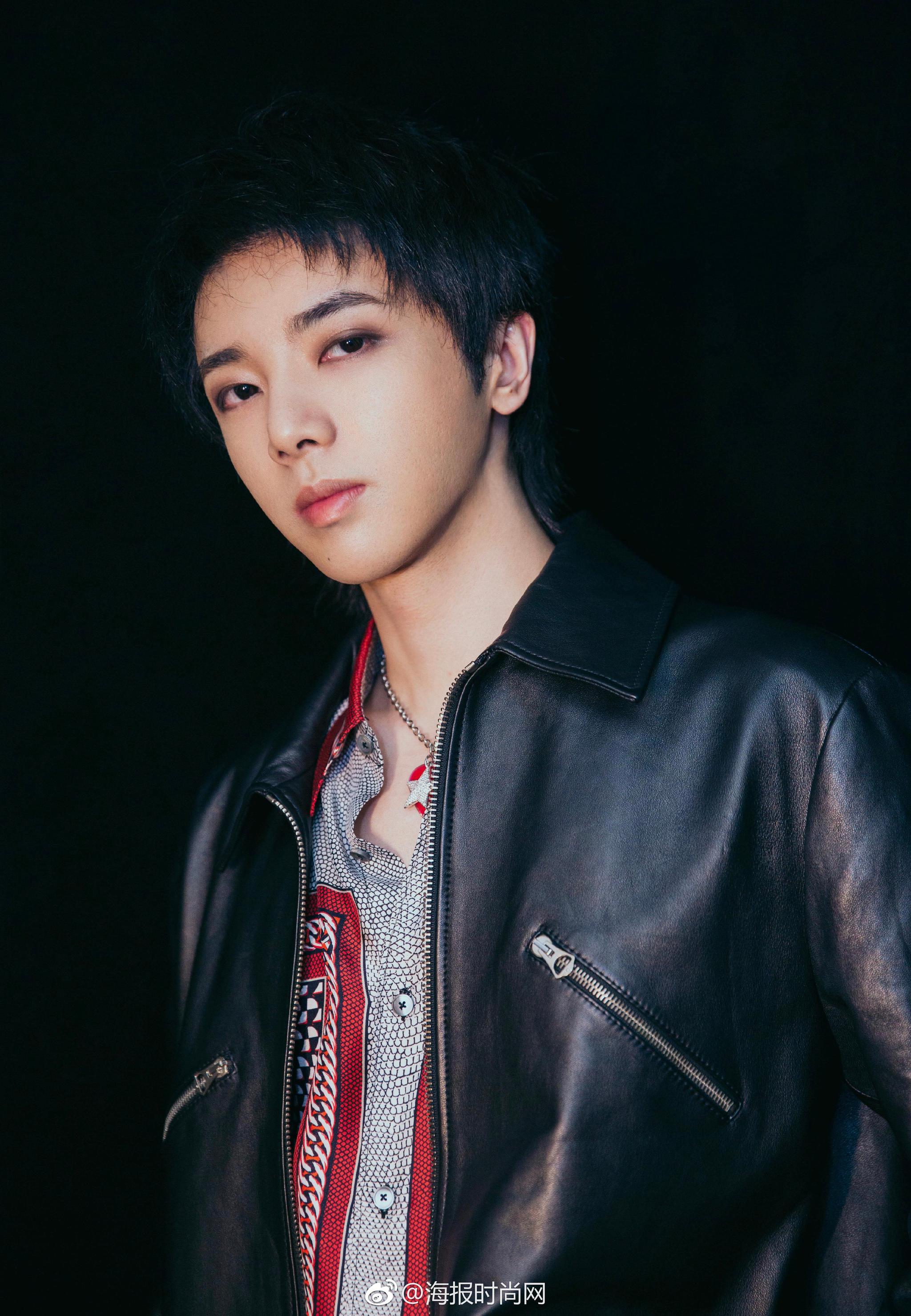 华晨宇yu 身穿@robertocavalli 2019度假系列黑色小羊皮外套