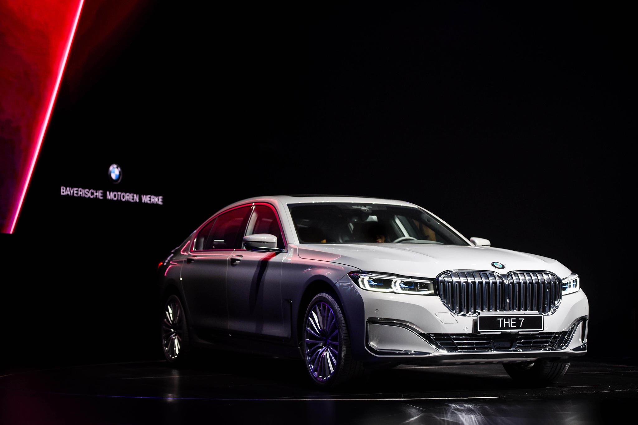 新款7系一经亮相,几款bmw高端车型的家族设计悬念至此彻底消失,更大双