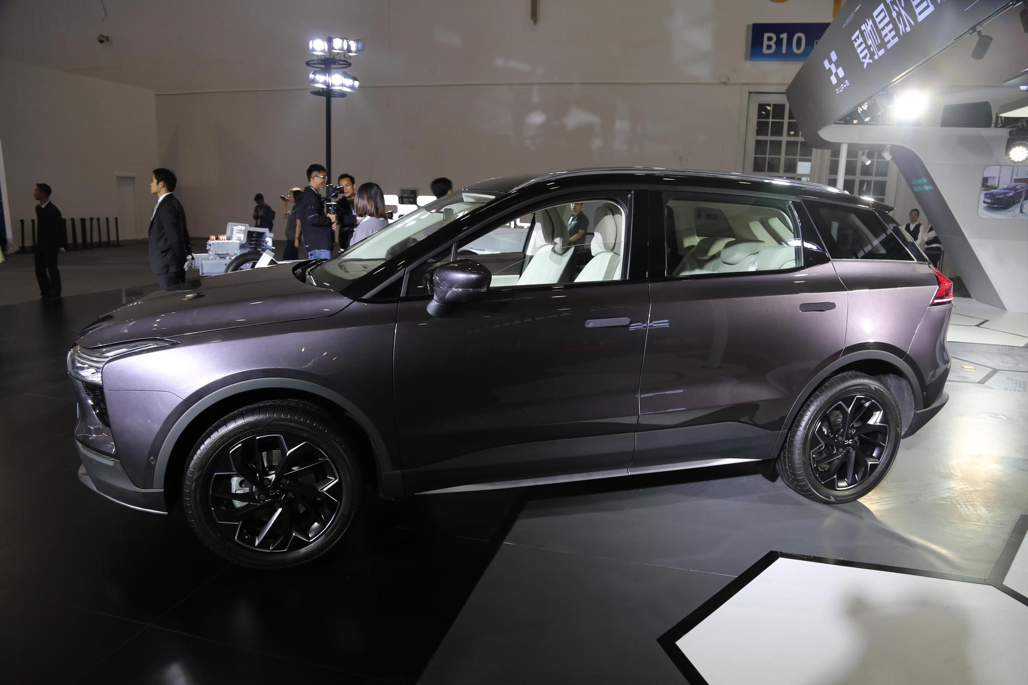 爱驰汽车首款量产车型:爱驰u5智能纯电suv,车展实拍!