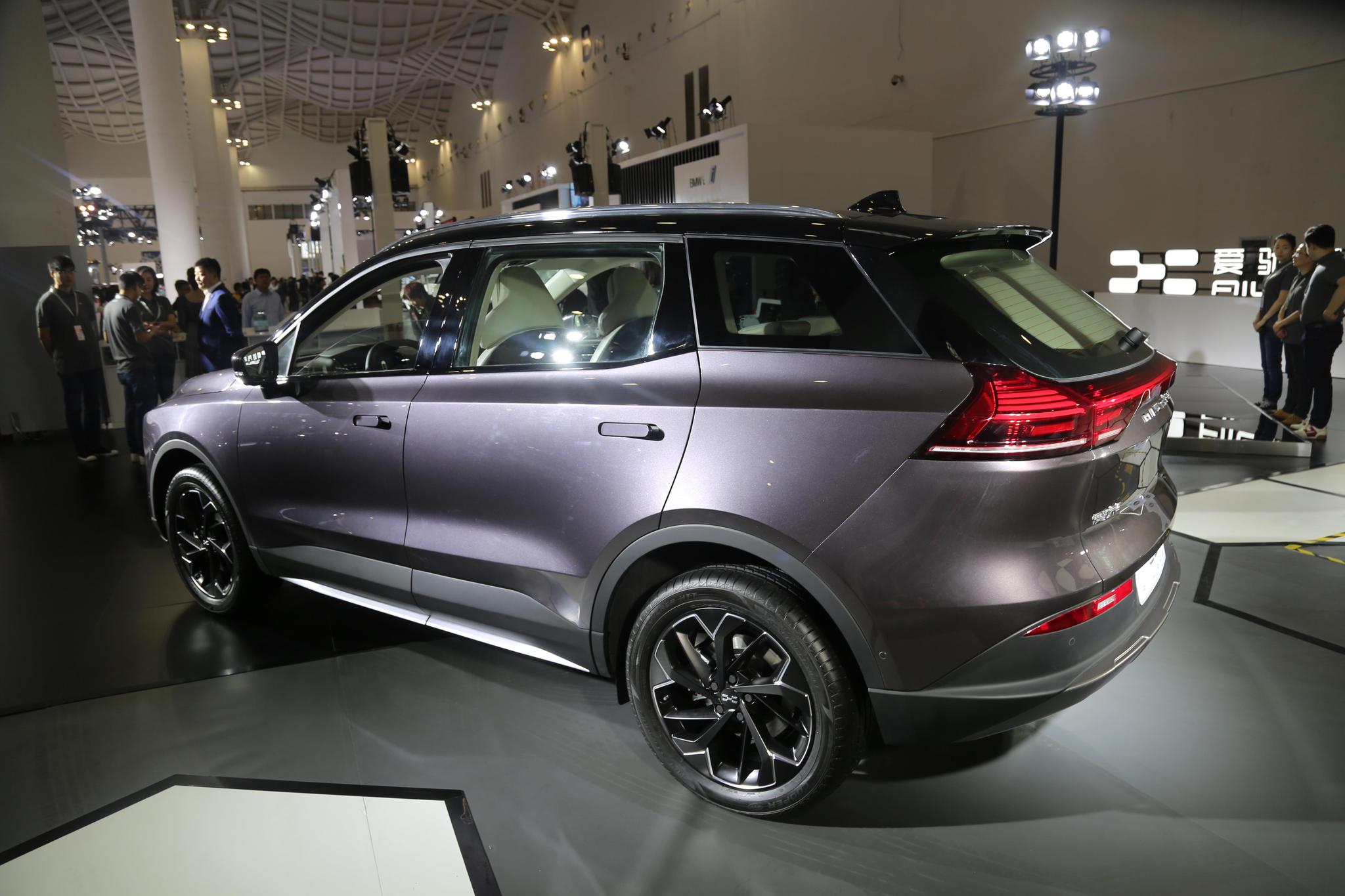 爱驰汽车首款量产车型:爱驰u5智能纯电suv,车展实拍!