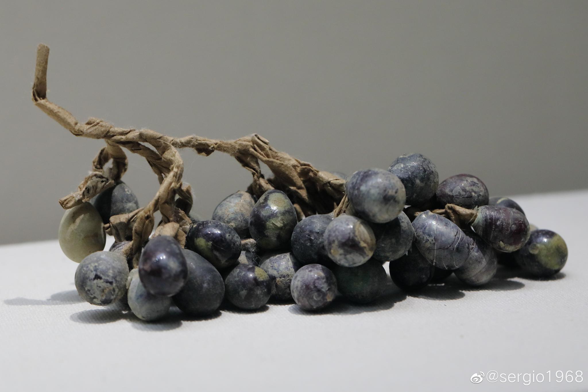 玻璃葡萄出土于静志寺塔基地宫