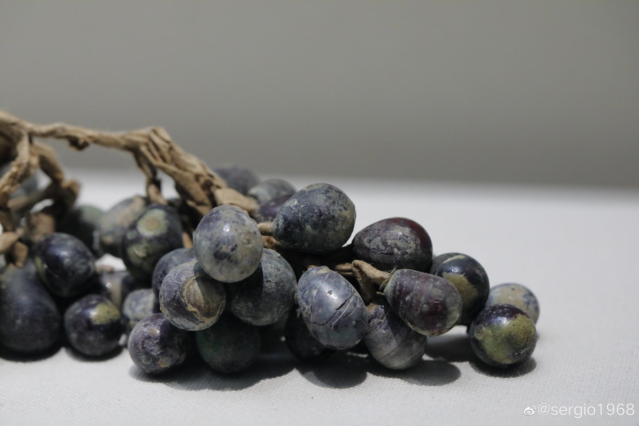 一千年前的玻璃葡萄和上周的葡萄玻璃葡萄出土于静志寺塔基地宫