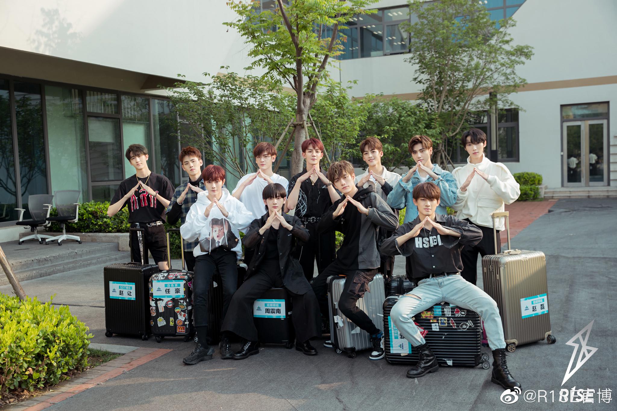 挥洒热血照亮赤诚向往扬帆踏浪追寻梦想远方r1se 周震南,何洛