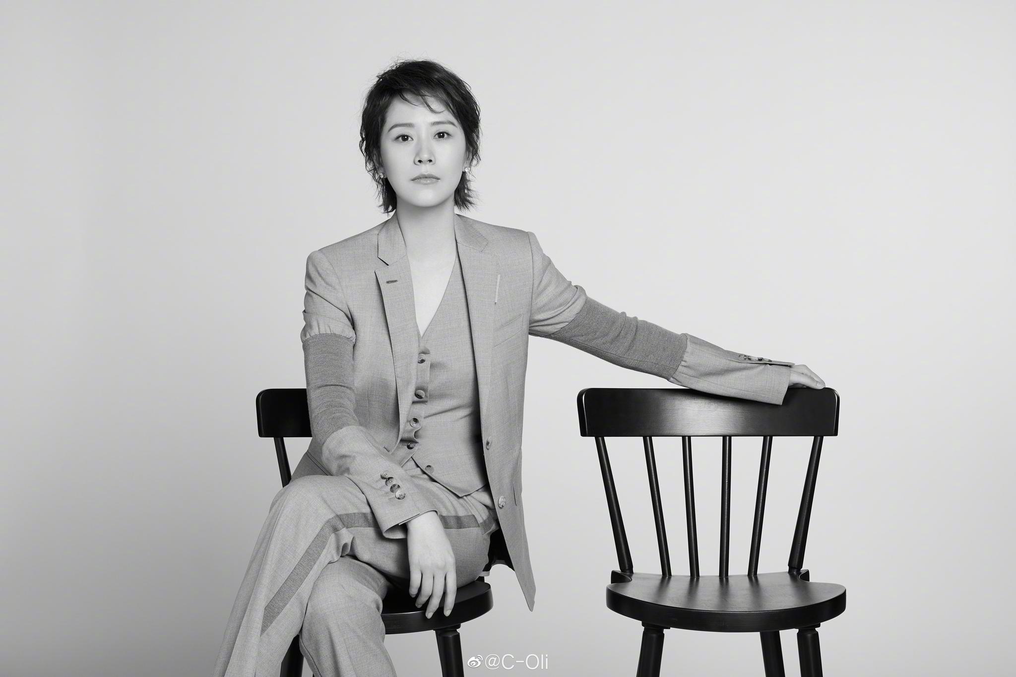 演员@海清 释出一组时尚大片,干练西装套装搭配白色细带高跟鞋|时尚