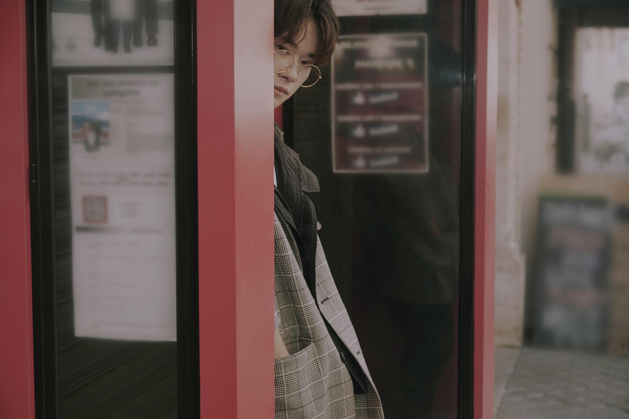 易烊千玺初秋九宫格街拍大片格子西装外套 金丝眼镜 橘色板鞋少年在