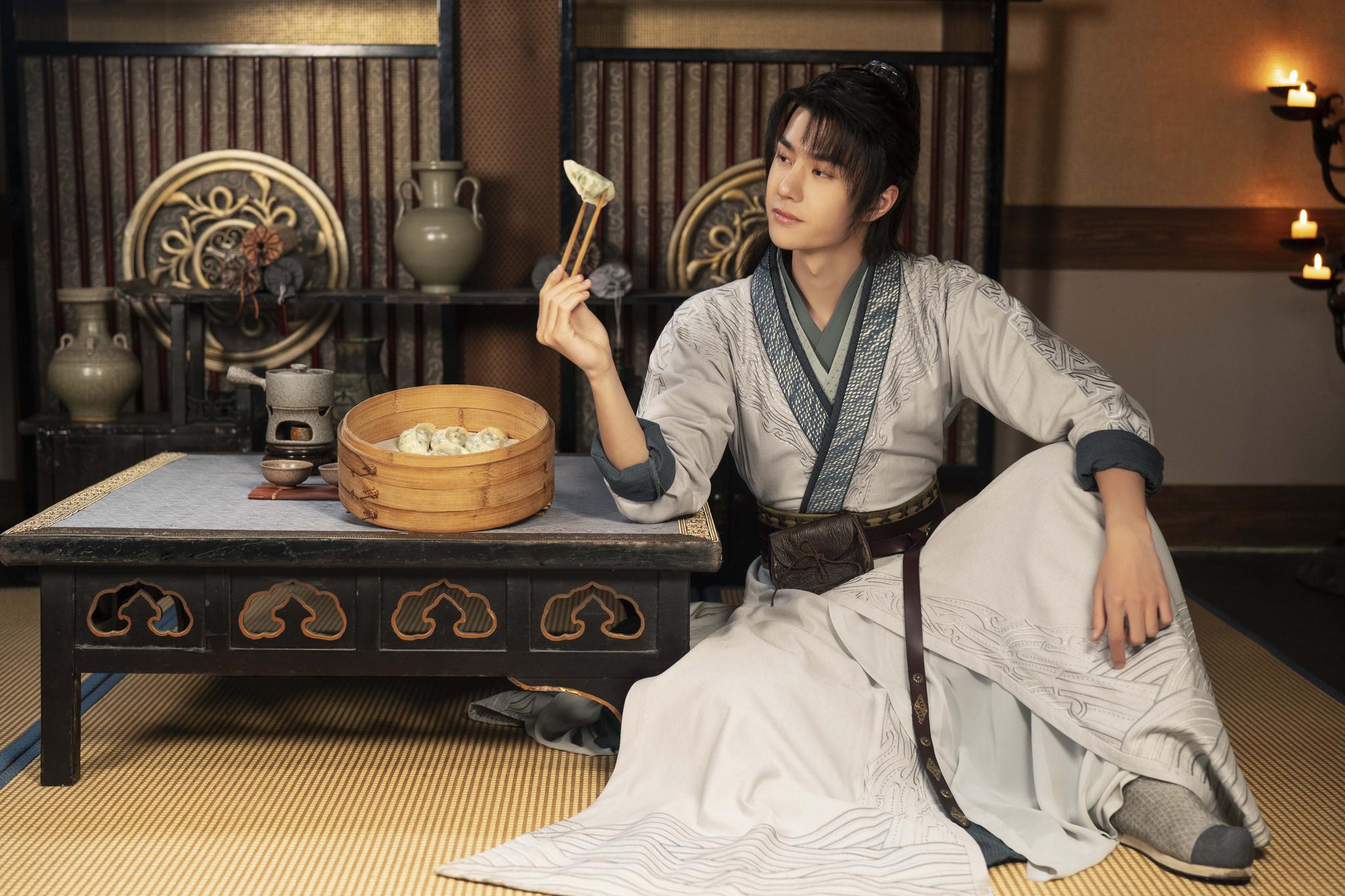 《有翡》新剧照,翩翩公子谢允公子一袭白色布衣服手持画卷