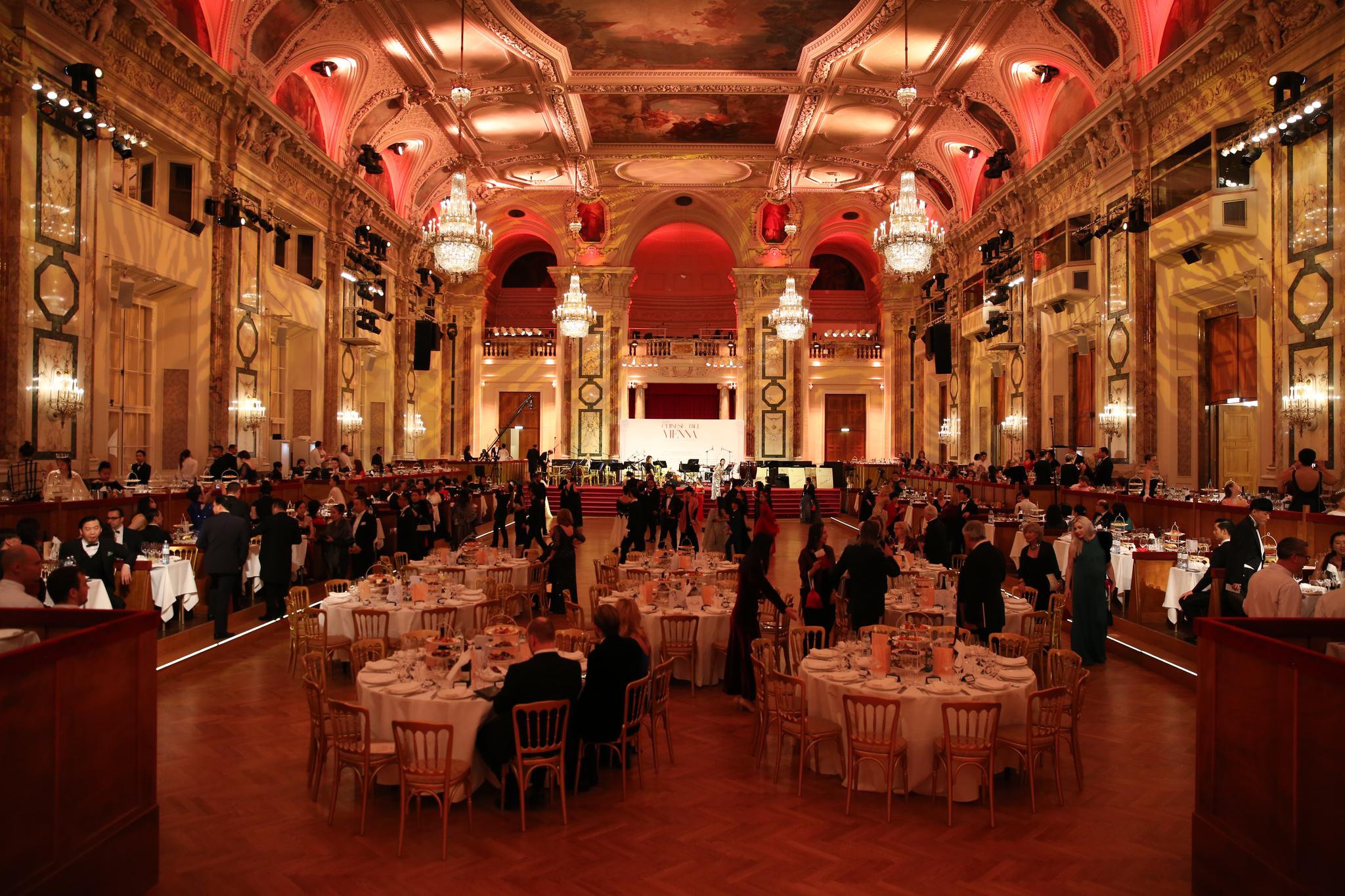 舞会现场李晓驷在舞会上致辞罗斌在舞会上致辞嘉宾合影颁奖仪式后,在