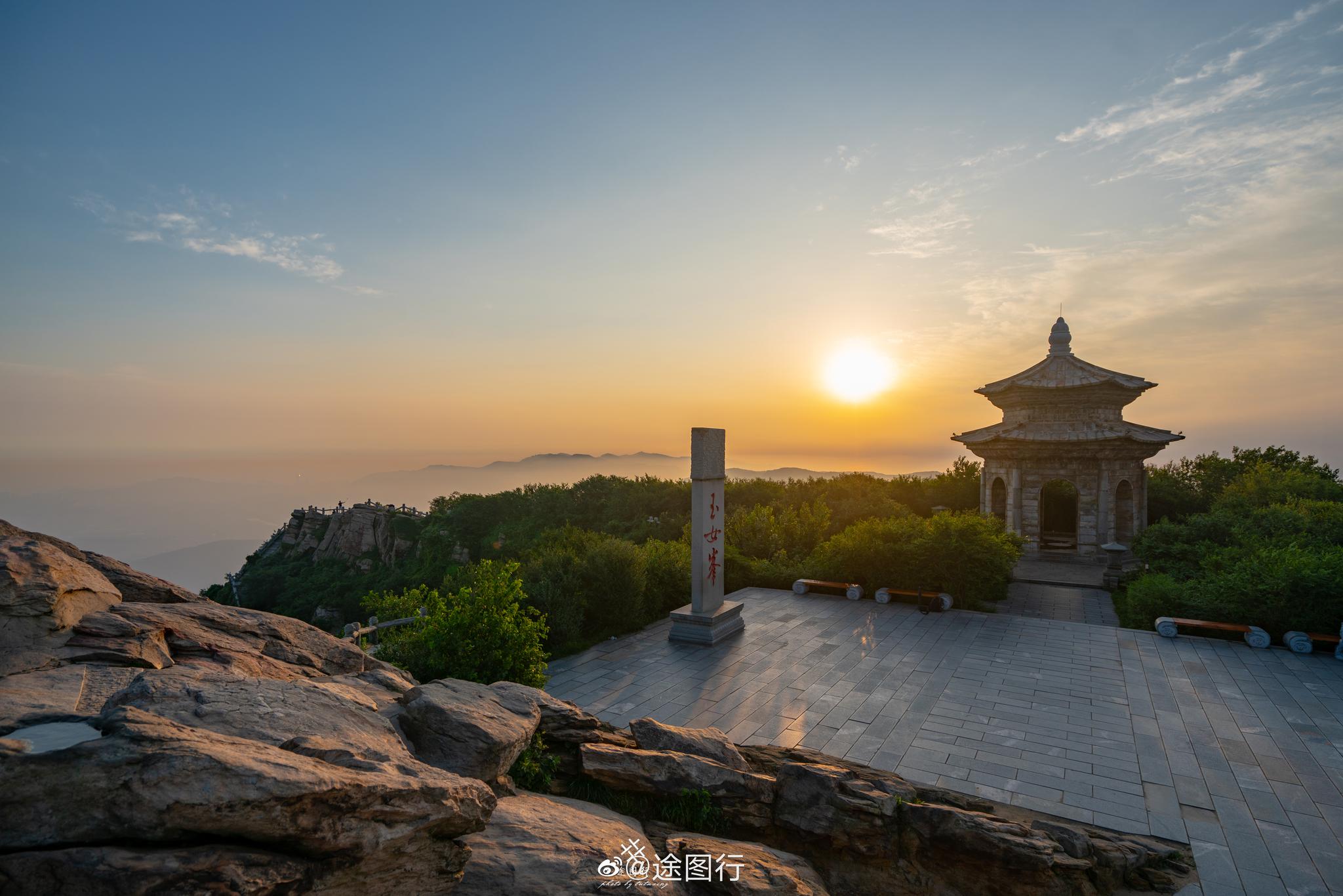 花果山的魅力不仅仅源于西游记的故事,作为江苏省最高峰