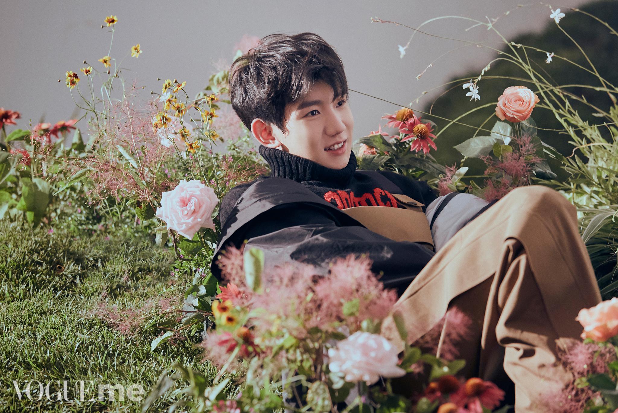 被花丛环绕的少年,清新帅气又充满活力|王源|花丛|甜度_新浪新闻