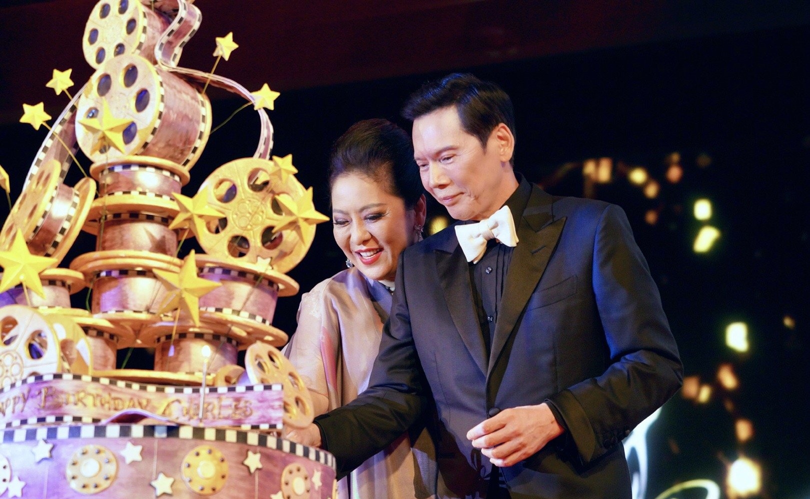 4d影像"复活"张国荣和梅艳芳,向华强生日派对惹哭网友