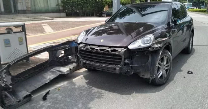 保时捷卡宴追尾搅拌车,车主下车一看:不想去修了,10万卖掉