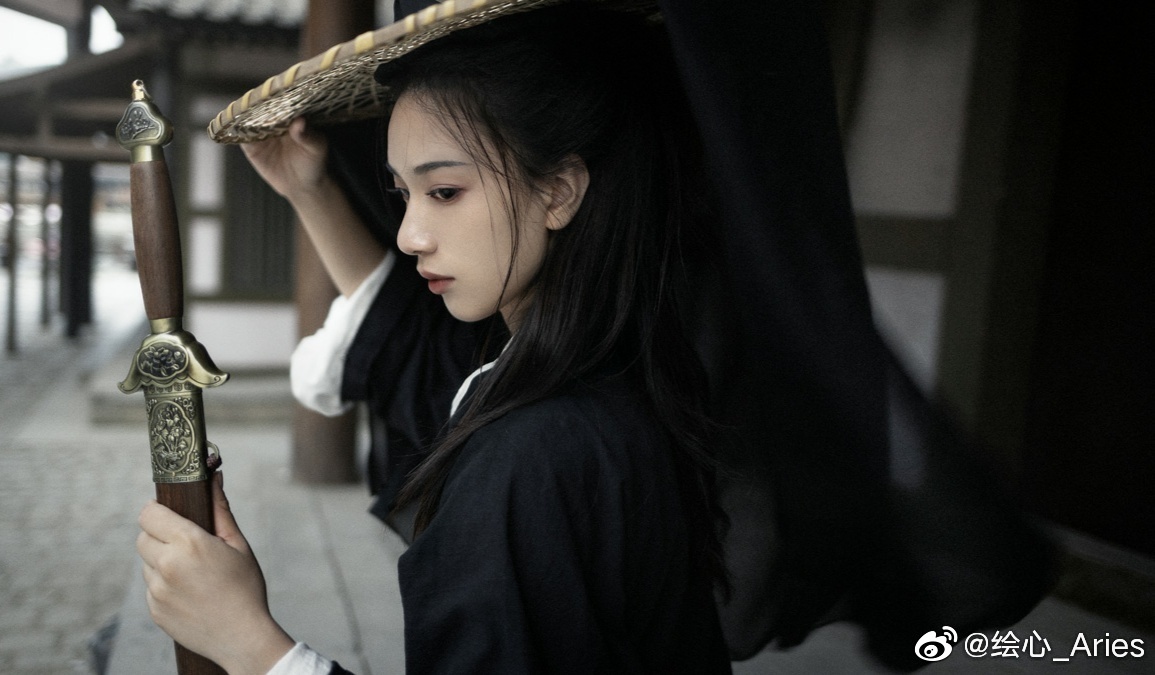 "满堂花醉三千客,一剑霜寒十四州