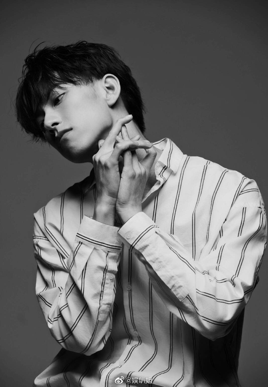 李庚希与俞彬被派到两人逛街,一同抽烟__财经头条