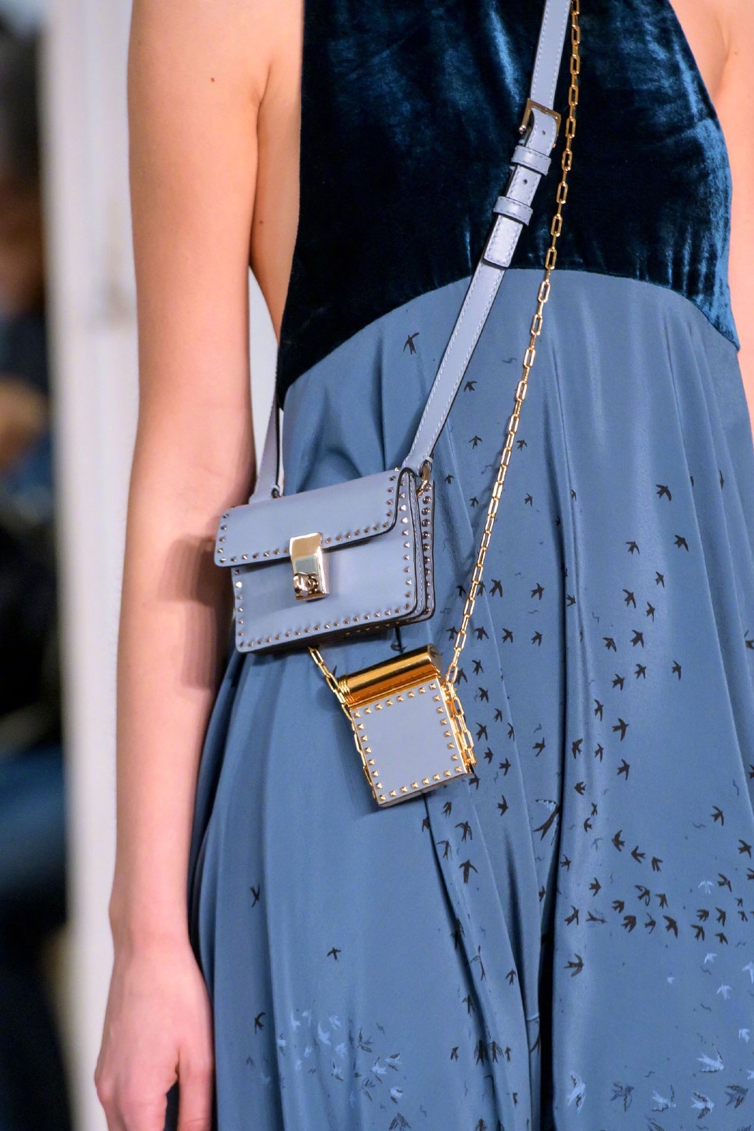 mini纯色斜肩包搭配烟盒包时髦又精致