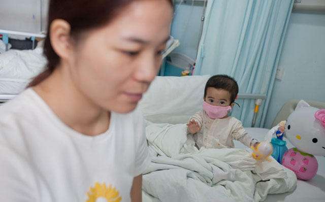 刚出生的女婴长一双"猪耳朵",女子无奈道出真相,众人泪奔