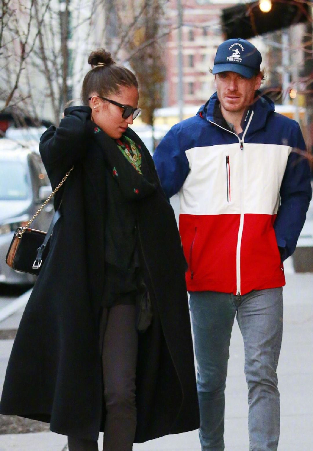 法鲨michael fassbender 和妻子坎妹alicia vikander在纽约外出的街拍