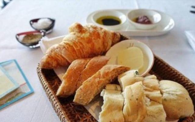 去吃西餐时,服务员为何会先送上一份面包?网友:套路太深!