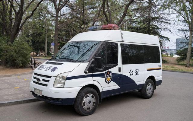 为什么有的警车喷"警察"二字,有的是"公安"呢?二者什么区别
