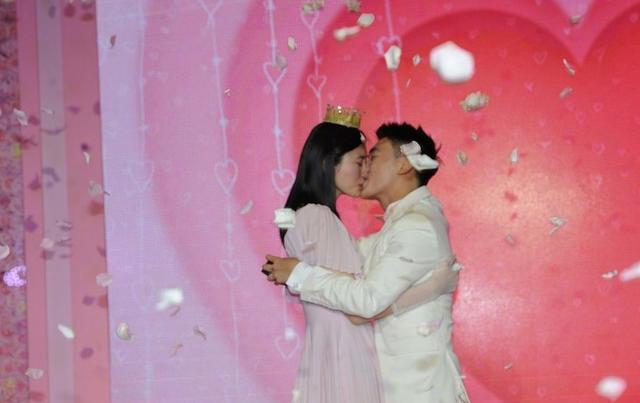 奚梦瑶脚踩平跟鞋接受何猷君求婚,走下t台的她搞定婆婆和小姑