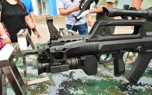 qlg91式枪挂防暴榴弹发射器是中国军队装备的第一款枪挂榴弹发射器.