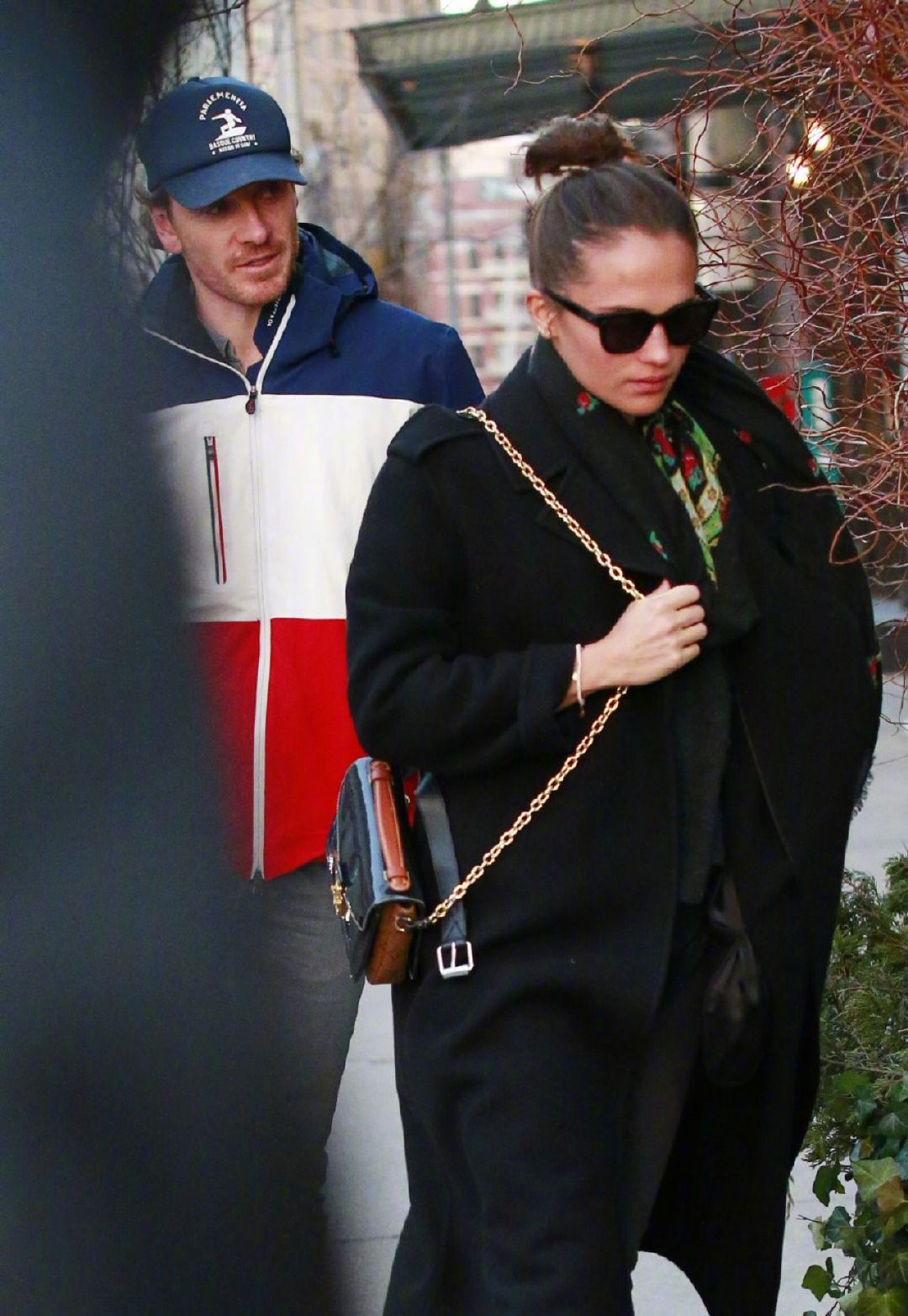 法鲨michael fassbender 和妻子坎妹alicia vikander在纽约外出的街拍