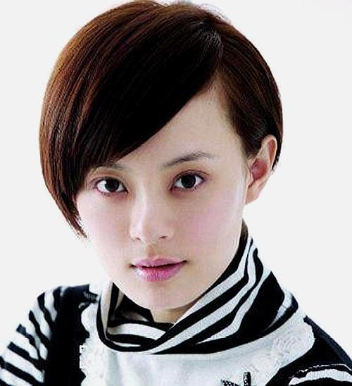 女生斜刘海扎发发型,百搭又显气质