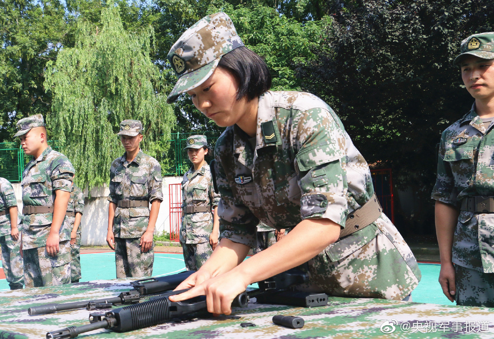 巾帼不让须眉|枪械分解结合比武现场,女兵展现"硬核"实力|女兵|比武