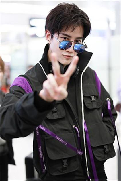 不娶何撩!泰国小鲜肉mike现身机场,放电比心收割无数迷妹