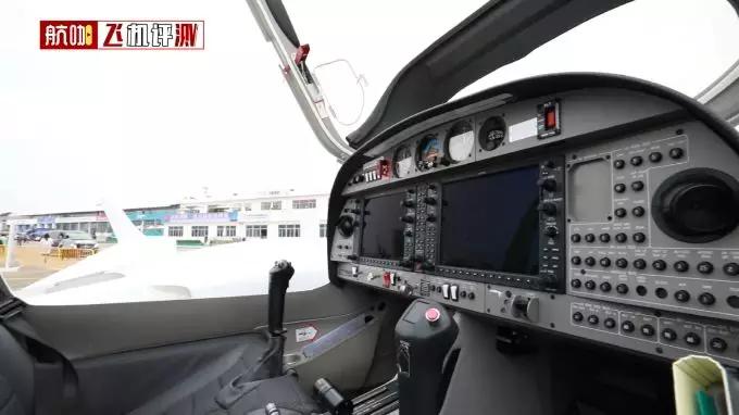飞机评测：浙江造钻石DA42私人飞机，使用航煤每小时仅百元油费-新浪汽车