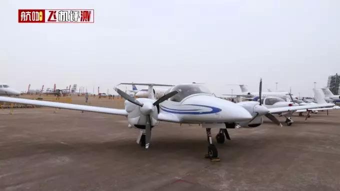 飞机评测：浙江造钻石DA42私人飞机，使用航煤每小时仅百元油费-新浪汽车