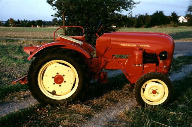 就跟国内的拖拉机都不一样,全身红色搭配看上去都相当的有逼格有腔调