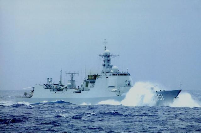 052和055型驱逐舰能在10米高的海浪中穿行吗?|驱逐舰|军舰_新浪新闻