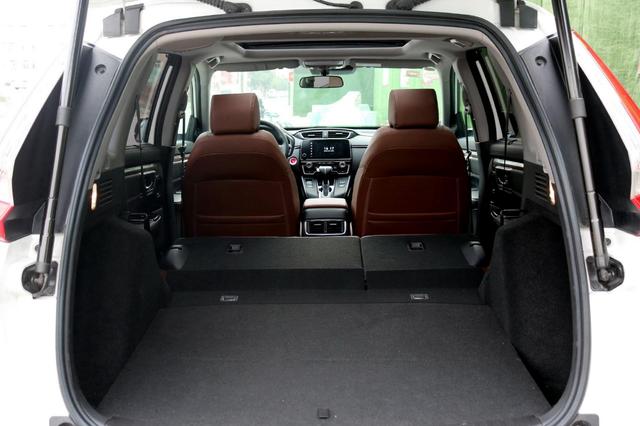 有保障,而且行李箱内部还是比较规整的,深度很不错,通过放倒后排座椅