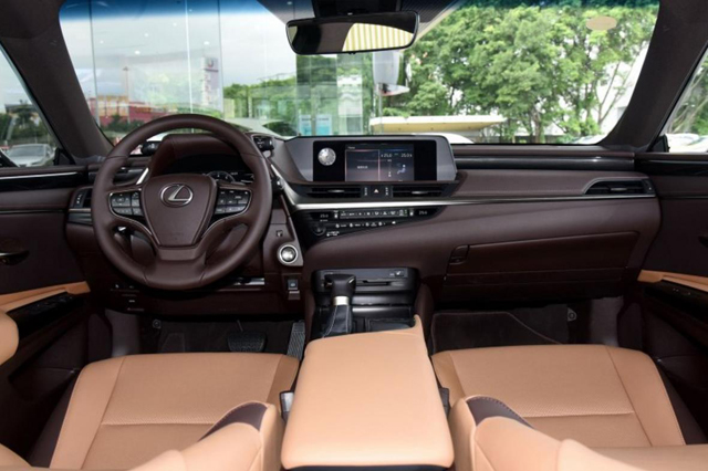 雷克萨斯ES月销破万，就算没有优惠，还是有很多人买