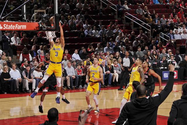 火湖大战詹姆斯提前退场,保罗赛后找不到他寒暄!